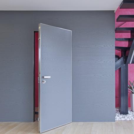 AF.03 Usa exterior - intrare apartament