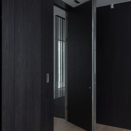 AF.05 Usa exterior - intrare apartament